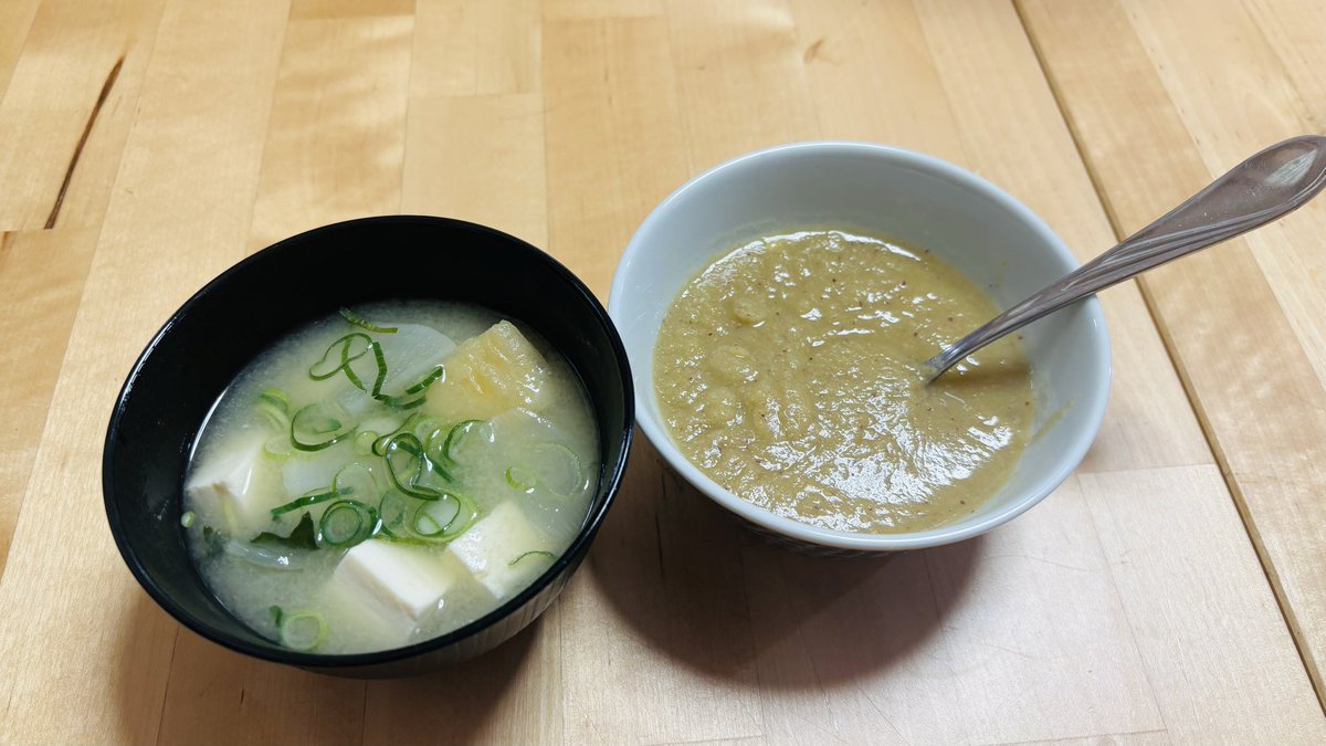 miki_shacho's tweet photo. おはようございます😃

今日の朝ごはん
なんの色気もありませんが…笑

さつまいも、えのき、大豆、玉ねぎ、にんじんスープと
普通のお味噌汁

私的に最高の朝ごはん✨

今日も素敵な1日をお過ごしください♪ https://t.co/rEQyrqs5D8