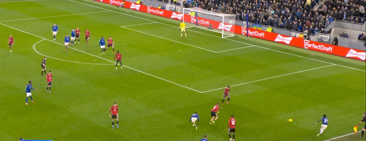 saundzo's tweet photo. I just wanna focus on Maguire’s preparation to defend that effectively assists utd to turn defence into attack

Responsibility as the first defender, blind scans as the ball moves, crossing cue = drops tight to Barry to match run + make contact to knock balance. https://t.co/2XmWawhA83