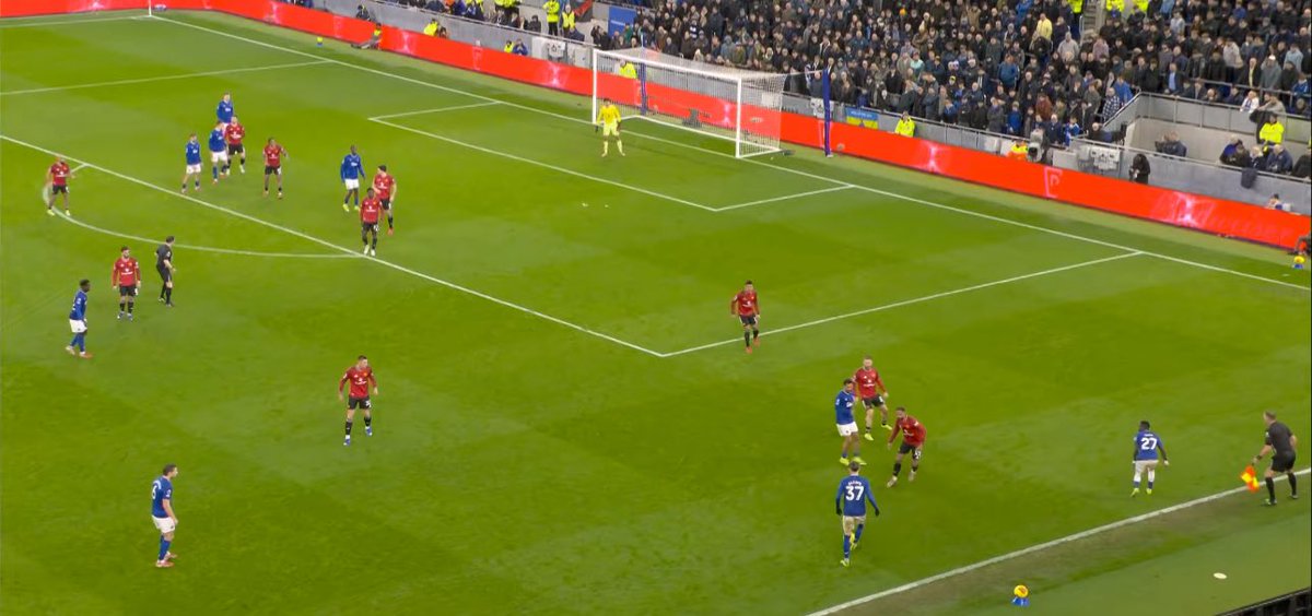 saundzo's tweet photo. I just wanna focus on Maguire’s preparation to defend that effectively assists utd to turn defence into attack

Responsibility as the first defender, blind scans as the ball moves, crossing cue = drops tight to Barry to match run + make contact to knock balance. https://t.co/2XmWawhA83