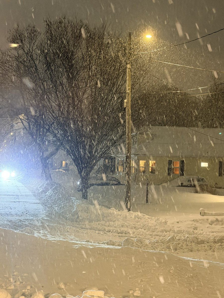 This is the heaviest it has snowed in Beverly all storm 😂😂😂 6:25 PM