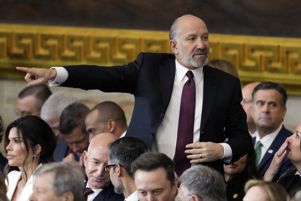 El año 1998, Jeffrey Epstein vendió una mansión valuada en más de 7 millones de dólares por 10 dólares. Si 10 dólares, fue Howard Lutnick, multimillonario estadounidense -el de la foto-.
Esa mañana, como le ocurrió a muchos, Lutnick sobrevivió porque llevaba a su hijo al colegio.