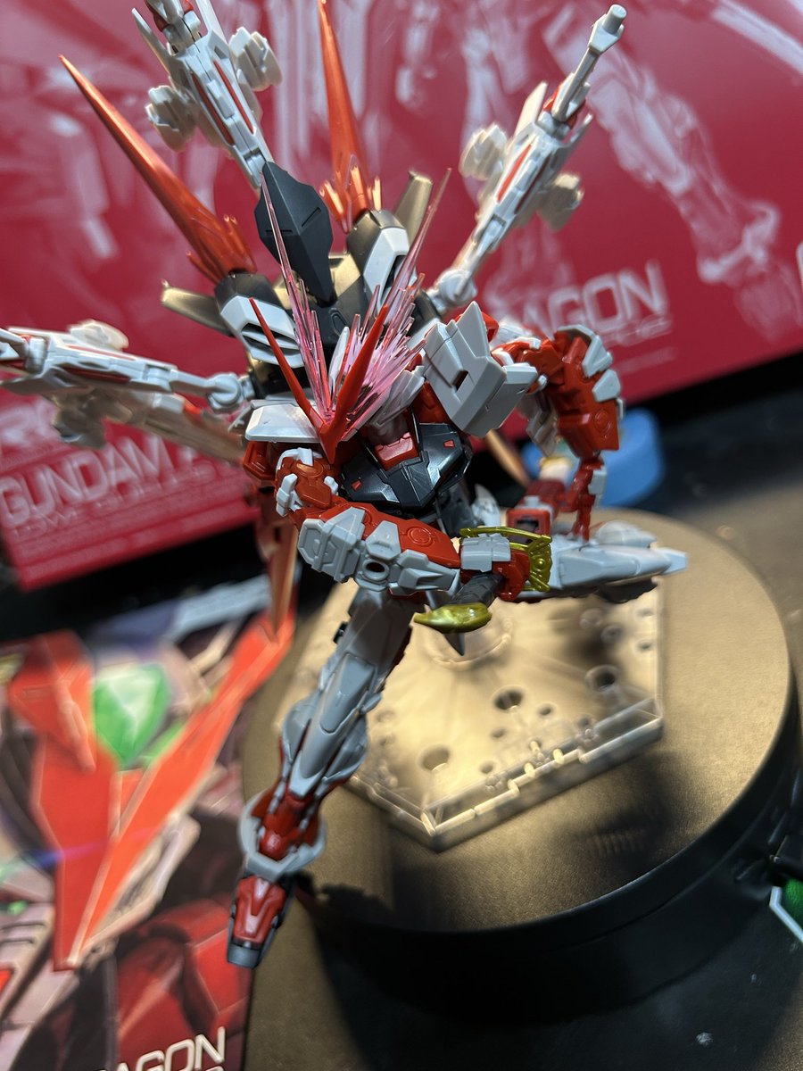daruchannel's tweet photo. RG/ガンダムアストレイレッドドラゴンが大量武装の迫力満点トンデモキットでした！ ただポージングの時のポロリパーツが凄いです笑
#ガンプラ #gunpla 
https://t.co/YC6L9nmrpG 
#ガンプラ好きと繋がりたい https://t.co/EblobTqX8C