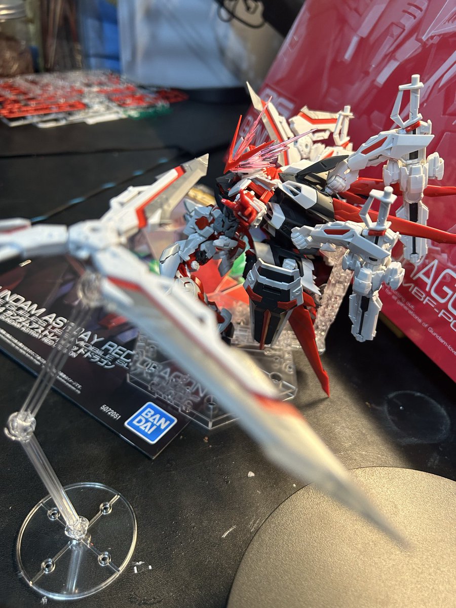 daruchannel's tweet photo. RG/ガンダムアストレイレッドドラゴンが大量武装の迫力満点トンデモキットでした！ ただポージングの時のポロリパーツが凄いです笑
#ガンプラ #gunpla 
https://t.co/YC6L9nmrpG 
#ガンプラ好きと繋がりたい https://t.co/EblobTqX8C
