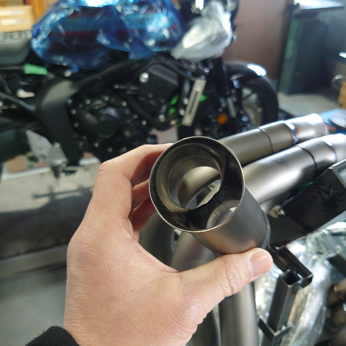 毎度です。

今朝のCB1000F。

2-1集合が完成しました。

これから触媒などを溶接します。

完成が見えてきました！

本日もよろしくお願いいたします。