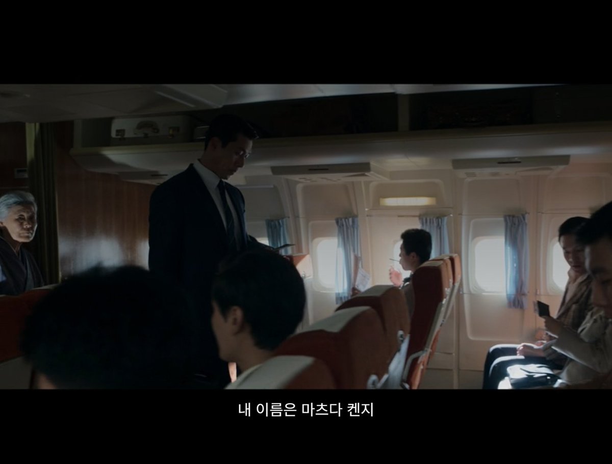 tvape_'s tweet photo. 메이드 인 코리아, 캐셔로- 나레이션 넣어서 망한 졸작. 1인칭 시점도 아닌데 나레이션 왜 넣어.
나레이션을 설명충으로 쓰면 노잼이다. 과거 회상이 되어서 노잼이고, 그보다 원칙-나레이션은 시점을 한명에게 고정하는 장치이고, 이후엔 1인칭으로 그가 본 것만 기술해야 하는데 이걸 지키는 게 드묾 https://t.co/nbe2LYmoYv