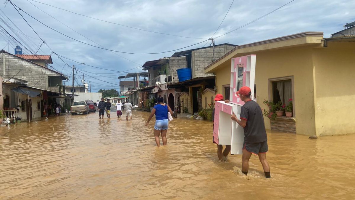 FFAAECUADOR's tweet image. #SantaRosa | Las Fuerzas Armadas del Ecuador brindaron apoyo a familias afectadas por inundaciones en la parroquia La Victoria, ejecutando evacuaciones y acciones de asistencia a la población.
#FFAAContigo
#EcuadorUnaSolaFuerza
#BloqueDeSeguridad