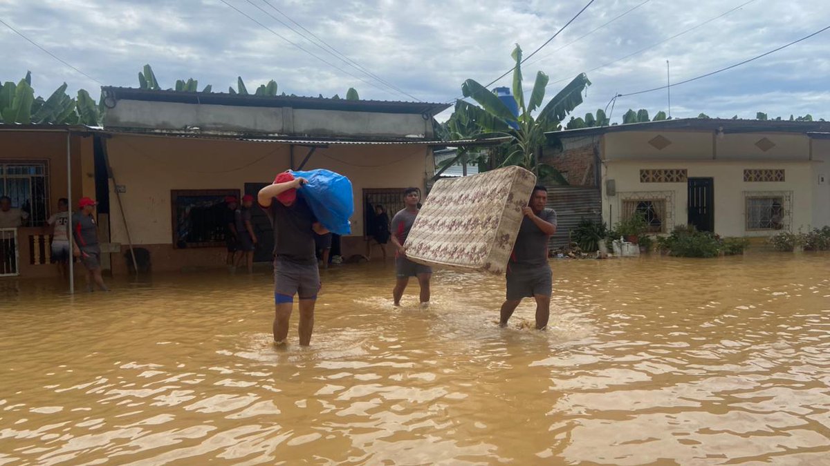 FFAAECUADOR's tweet image. #SantaRosa | Las Fuerzas Armadas del Ecuador brindaron apoyo a familias afectadas por inundaciones en la parroquia La Victoria, ejecutando evacuaciones y acciones de asistencia a la población.
#FFAAContigo
#EcuadorUnaSolaFuerza
#BloqueDeSeguridad