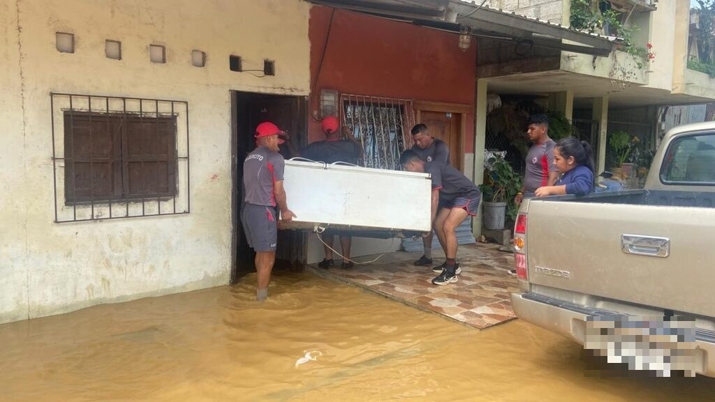 FFAAECUADOR's tweet image. #SantaRosa | Las Fuerzas Armadas del Ecuador brindaron apoyo a familias afectadas por inundaciones en la parroquia La Victoria, ejecutando evacuaciones y acciones de asistencia a la población.
#FFAAContigo
#EcuadorUnaSolaFuerza
#BloqueDeSeguridad