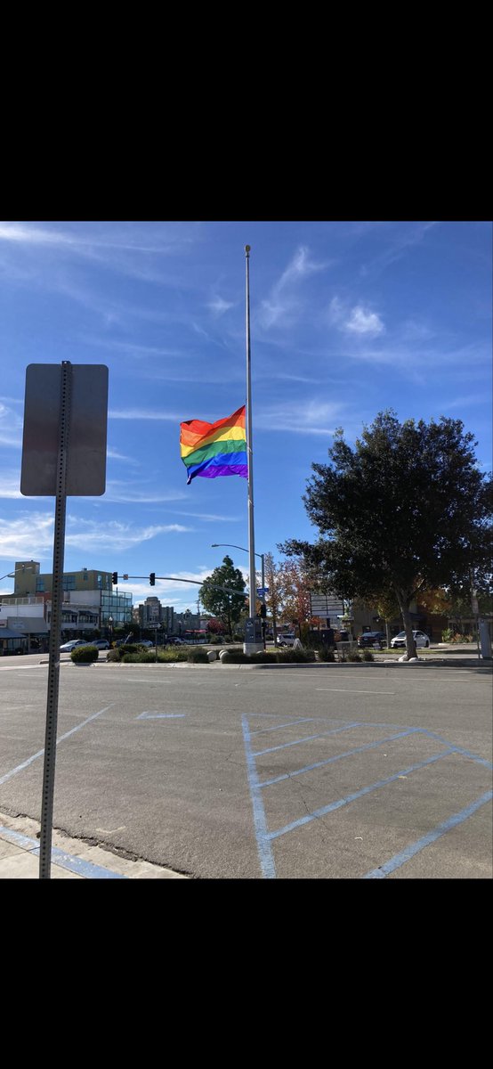 48_OIIIIIIIO's tweet photo. @JackieBee_16 Canada is flying their flag at half mast after their devastating loss in hockey. https://t.co/KOSd4PGPGn
