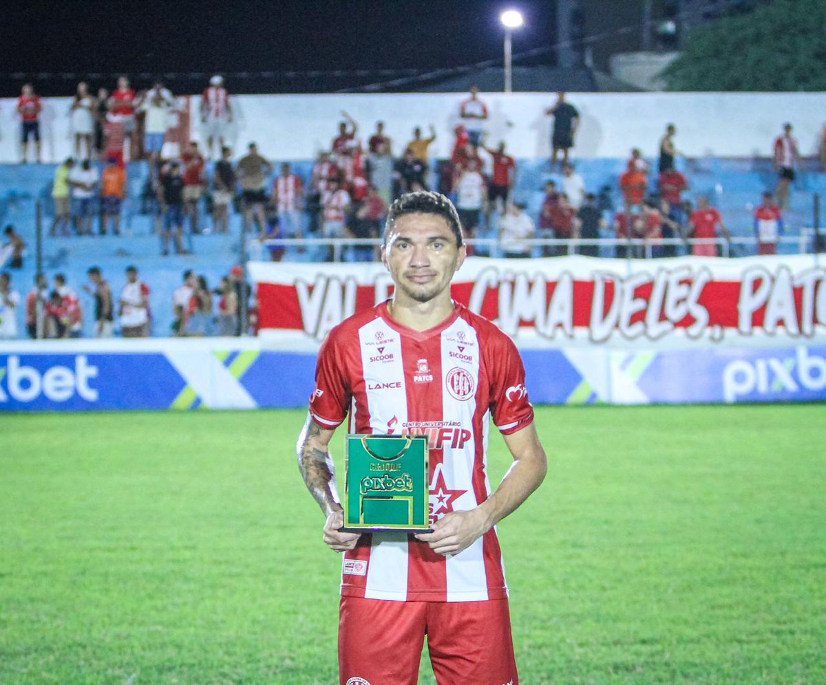 Juniel comemora gol que garantiu a permanência do Esporte de Patos na primeira divisão do Campeonato Paraibano bit.ly/4s5nqo3