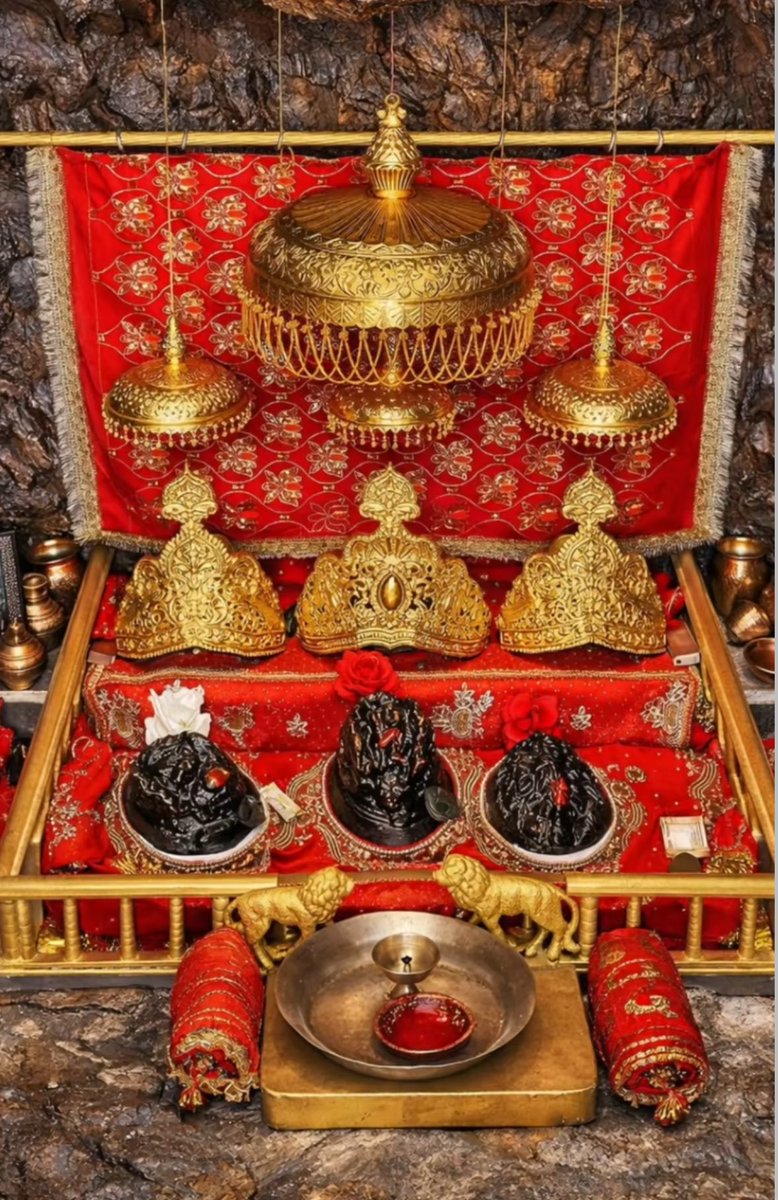मेरी मां  वैष्णो 
तेरे दरबार से कोई खाली हाथ नहीं आया ।।
जय माता वैष्णो देवी