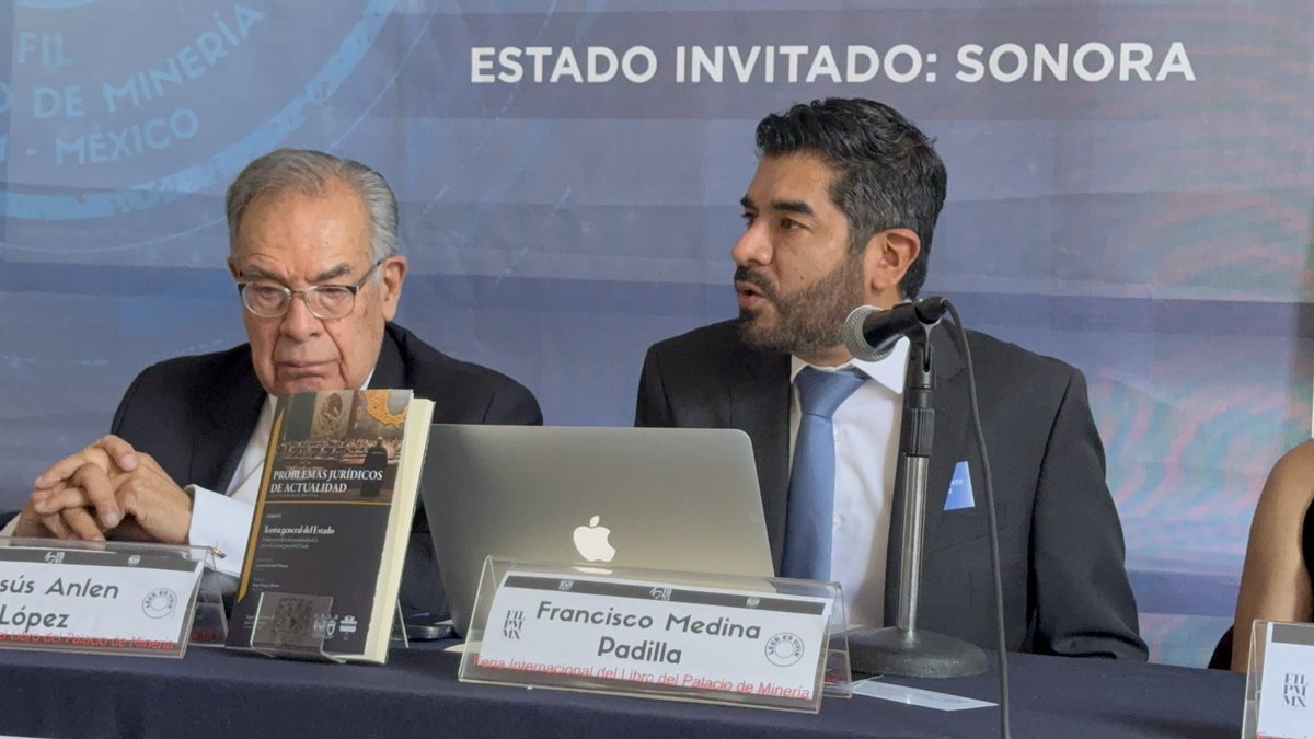 alanmoralesruiz's tweet photo. Estuvimos presentes en la FIL 47, en el Palacio de Minería, en la presentación del libro Problemas jurídicos de actualidad desde la óptica de la Teoría General del Estado.

La presentación estuvo a cargo del Dr. Miguel Ángel Garita, Director del Seminario de TGE; el Mtro. Jesús Anlen, Presidente del Colegio de Profesores de TGE, la Dra. Ruth Zavaleta y el Magistrado @pacomedinap, así como la Dra. Patricia Lucio, Coordinadora editorial de la Facultad de Derecho.

Una obra colectiva que aborda los retos actuales del Estado, los derechos humanos, la migración y la democracia.

Un libro que vale totalmente la pena leer y discutir dentro y fuera del aula.

#FILMinería #UNAM #Derecho #TeoríaDelEstado #LibrosUNAM