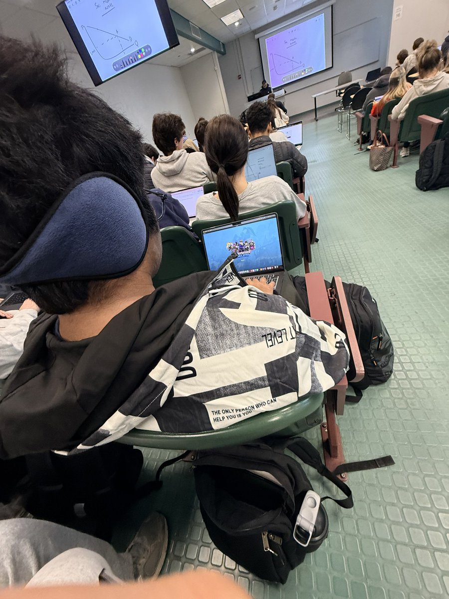 Reginadthe3rd's tweet photo. Earmuffs and Roblox in class. Indians never fail to surprise me 👃
#sirlanka https://t.co/GrdAwXp2Lb
