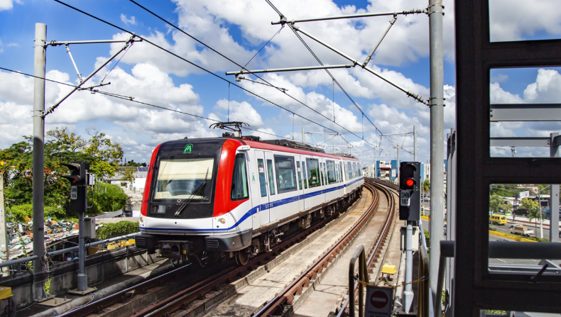Metro se detiene sobre el río Isabela y evacúan Centro de los Héroes y otras paradas por fallos en plata eléctrica tinyurl.com/5b4vjyx5 #NDigital