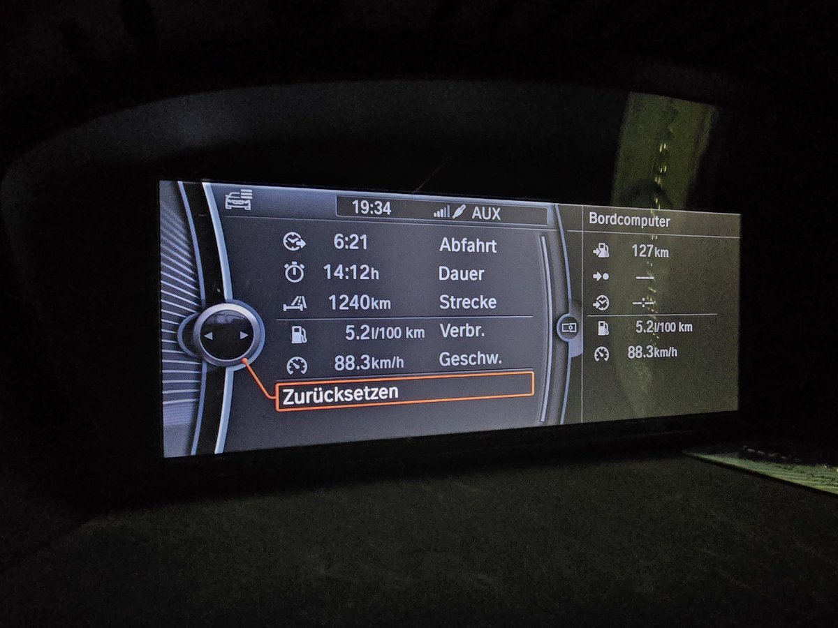 Fluffyfox09 tweet media