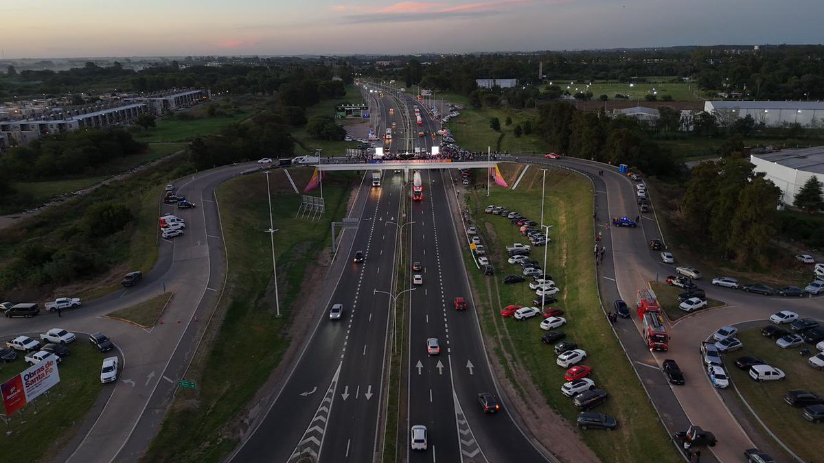¡EL TERCER CARRIL YA ES UNA REALIDAD! 

Lo que durante años fue una promesa, hoy es una obra terminada. Habilitamos los primeros 16 kilómetros del tercer carril de la Autopista Rosario - Santa Fe, una transformación clave para el corazón productivo de nuestra provincia.

✅ Más