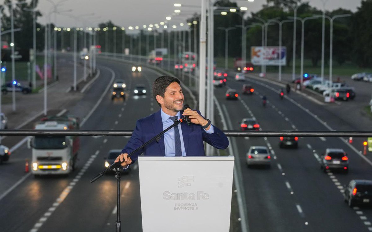 GobSantaFe's tweet photo. ¡EL TERCER CARRIL YA ES UNA REALIDAD! 

Lo que durante años fue una promesa, hoy es una obra terminada. Habilitamos los primeros 16 kilómetros del tercer carril de la Autopista Rosario - Santa Fe, una transformación clave para el corazón productivo de nuestra provincia.

✅ Más seguridad: Señalización de última generación y tecnología reflectiva.
✅ Más fluidez: Agilizamos el tránsito hacia los puertos y eliminamos cuellos de botella.
✅ Gestión eficiente: Obra pública que no se detiene y que vuelve a los santafesinos en infraestructura de calidad.

Orden, eficiencia y gestión para demostrar que en Santa Fe las obras se empiezan y se terminan. 👉🏽 El jueves abrimos los sobres para la segunda etapa que comprende desde #SanLorenzo hasta #Timbúes.