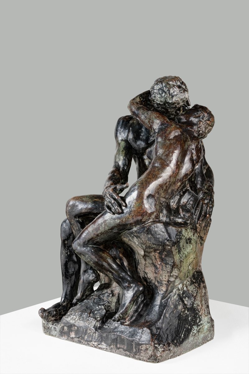 ElMuseoSoumaya's tweet image. Auguste #Rodin modeló “El beso” en yeso y barro. De la #ColecciónDelSoumaya, la versión en bronce dorado proviene del molde en yeso; la café, del barro. En esta última, la mano de Paolo no tocó la pierna de Francesca porque el material se retrajo durante la cocción.