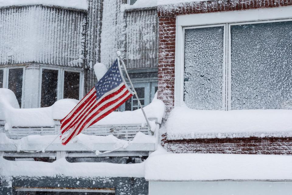 ❄️Ciudades cubiertas de blanco, 5,700 vuelos cancelados y ráfagas de casi 100 km/h.
La histórica tormenta de nieve paraliza Nueva York, Boston y parte noreste de EU.
El paisaje es impresionante… pero la emergencia apenas comienza.
Nota completa aquí: cadenapolitica.com/2026/02/23/his…