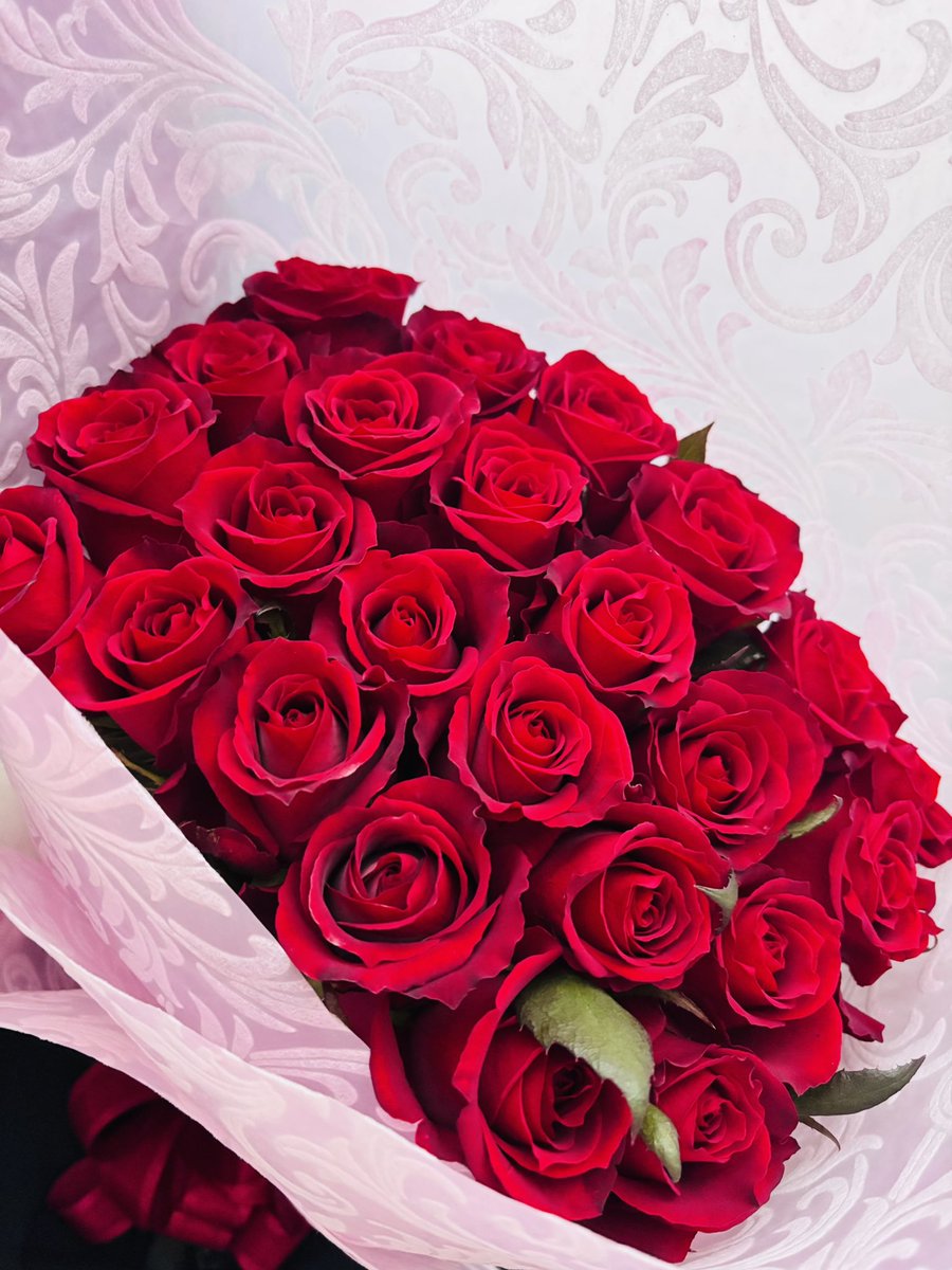 2年記念でバラの花束もろた!! なんか、冷蔵便でーす📦って来た( ᐛ