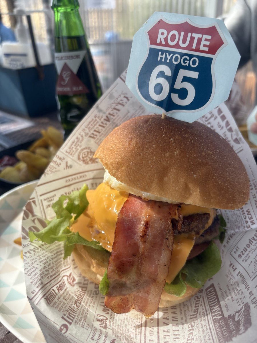 wasa_ninja250se's tweet image. からのアメリカ国旗🇺🇸

問答無用で美味しいとこ
めっちゃ忙しそうでした
マスターいつも美味しいバンズありがとう🍔
腹ペコやからサクッと食べれた
高御位山(たかみくらやま)
いつか登ってみたいニン！

#ROUTE65 #高御位バーガー
#ninja250