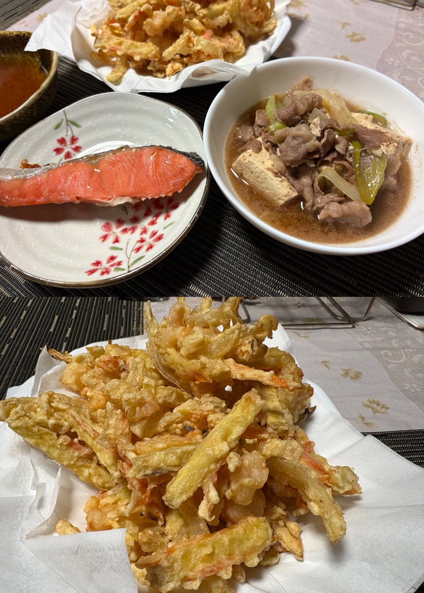 💐夕食の時間ですよ〜🎶

という事で本日は簡単和食です❗️

⭐️かき揚げ天ぷら
⭐️肉豆腐(すき焼き風)
⭐️シャケの塩焼き🐟

こう寒いと熱々豆腐が
美味しい❗️
食料品値上げ値上げで
家庭にダメージを与えられてますが
工夫して安く美味しくです❗️