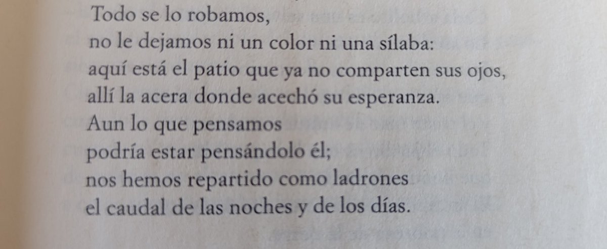 Cuando muere un ser querido, nos sentimos culpables por seguir percibiendo el mundo, por seguir sintiendo, por ser, a veces y a nuestro pesar, felices.
Borges lo expresa de manera implacable en estos versos que escribió casi adolescente: