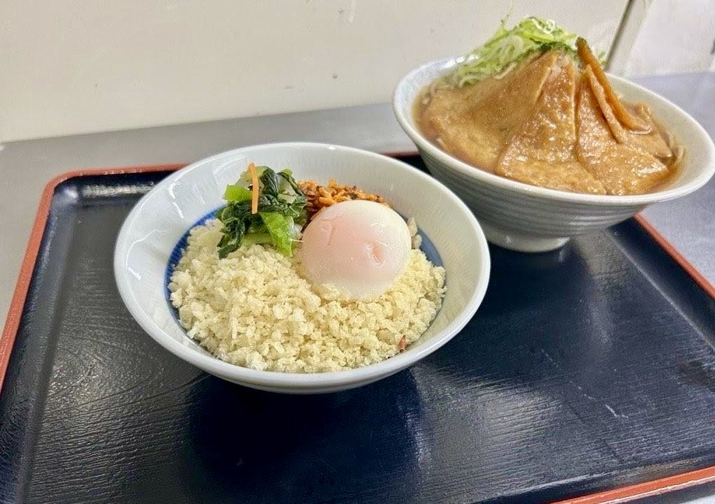 MetroanOfficial's tweet photo. めとろ庵では午前10時まで朝メニューを販売中❗️（大手町店では平日のみ）
こちらは「ヤバい！めとろ丼＋半そばセット」✨
たぬきに温玉や食べるラー油が絡んだお米🍚に温かい蕎麦も食べればお腹いっぱい大満足です‼️😋👍
（※因みに画像の半そばはそば大盛り＋複数品のトッピングをしたものです） https://t.co/ddWUzoLqFs