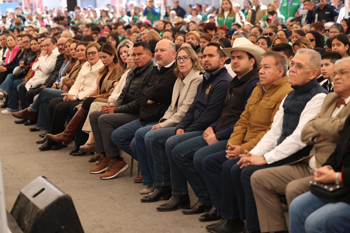 Vamos a seguir trabajando en equipo para mejorar la calidad de vida de nuestras familias. Viene la construcción de naves industriales para atraer más inversiones y empleos, obras de agua y un gran programa de bacheo. ¡Andamos con todo! #PaDelante #APasosDeGigante (2/2)