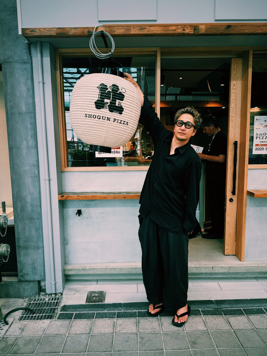 daishogun5's tweet photo. 【上場を目指します。】

SHOGUN ブランドを
50億で止めるつもりはありません。

飲食の地位を上げる。
日本代表ブランドを本気で作る。

そのために、
経営中枢メンバーを募集します。

⸻

■ CFO（最高財務責任者）
年収：1,200万〜2,000万
IPO準備、管理会計構築、資金調達。
弊社は経理システムが脆弱です。
飲食ベンチャーであることを理解できる方。

⸻

■ マーケティング責任者
年収：800万〜1,200万
データドリブンで多店舗展開を設計できる人。
バズではなく再現性。インバウンドとリピーター設計ができ、熱狂的ファンを育てられる。

⸻

■ 人事責任者（CHO候補）
年収：700万〜1,000万
評価制度、幹部採用、カルチャー設計。
飲食の給与水準を本気で上げたい人。

⸻

■ 広報 / IR責任者
年収：450万〜600万
メディア戦略、SNS設計、PR設計、コラボ、イベント企画ローカルホテル営業等。

⸻

■ 管理部門責任者（総務・内部統制）
年収：600万〜900万
内部統制、規程整備、IPO基盤構築。

■ 社長室秘書（社長サポート業務）
年収：450万〜700万
スケジュール管理、タスク管理、進行など。
