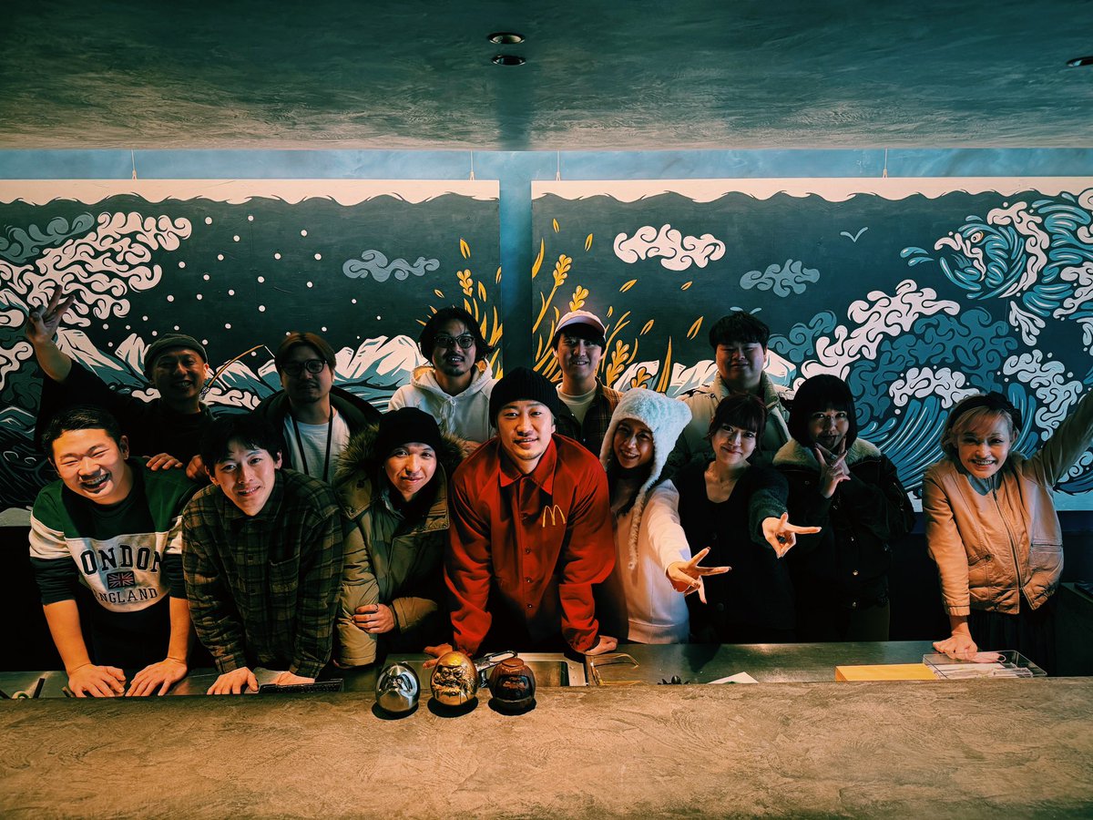 daishogun5's tweet photo. 【上場を目指します。】

SHOGUN ブランドを
50億で止めるつもりはありません。

飲食の地位を上げる。
日本代表ブランドを本気で作る。

そのために、
経営中枢メンバーを募集します。

⸻

■ CFO（最高財務責任者）
年収：1,200万〜2,000万
IPO準備、管理会計構築、資金調達。
弊社は経理システムが脆弱です。
飲食ベンチャーであることを理解できる方。

⸻

■ マーケティング責任者
年収：800万〜1,200万
データドリブンで多店舗展開を設計できる人。
バズではなく再現性。インバウンドとリピーター設計ができ、熱狂的ファンを育てられる。

⸻

■ 人事責任者（CHO候補）
年収：700万〜1,000万
評価制度、幹部採用、カルチャー設計。
飲食の給与水準を本気で上げたい人。

⸻

■ 広報 / IR責任者
年収：450万〜600万
メディア戦略、SNS設計、PR設計、コラボ、イベント企画ローカルホテル営業等。

⸻

■ 管理部門責任者（総務・内部統制）
年収：600万〜900万
内部統制、規程整備、IPO基盤構築。

■ 社長室秘書（社長サポート業務）
年収：450万〜700万
スケジュール管理、タスク管理、進行など。