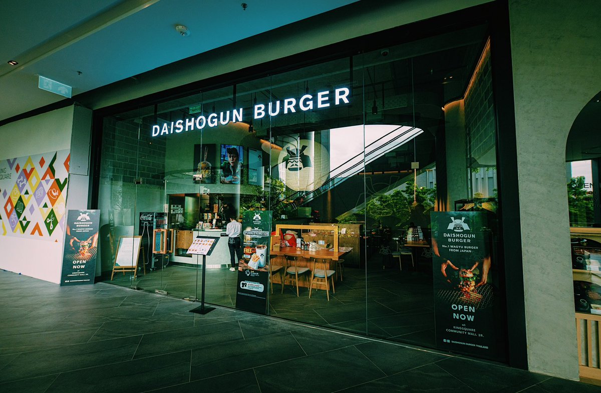 daishogun5's tweet photo. 【上場を目指します。】

SHOGUN ブランドを
50億で止めるつもりはありません。

飲食の地位を上げる。
日本代表ブランドを本気で作る。

そのために、
経営中枢メンバーを募集します。

⸻

■ CFO（最高財務責任者）
年収：1,200万〜2,000万
IPO準備、管理会計構築、資金調達。
弊社は経理システムが脆弱です。
飲食ベンチャーであることを理解できる方。

⸻

■ マーケティング責任者
年収：800万〜1,200万
データドリブンで多店舗展開を設計できる人。
バズではなく再現性。インバウンドとリピーター設計ができ、熱狂的ファンを育てられる。

⸻

■ 人事責任者（CHO候補）
年収：700万〜1,000万
評価制度、幹部採用、カルチャー設計。
飲食の給与水準を本気で上げたい人。

⸻

■ 広報 / IR責任者
年収：450万〜600万
メディア戦略、SNS設計、PR設計、コラボ、イベント企画ローカルホテル営業等。

⸻

■ 管理部門責任者（総務・内部統制）
年収：600万〜900万
内部統制、規程整備、IPO基盤構築。

■ 社長室秘書（社長サポート業務）
年収：450万〜700万
スケジュール管理、タスク管理、進行など。