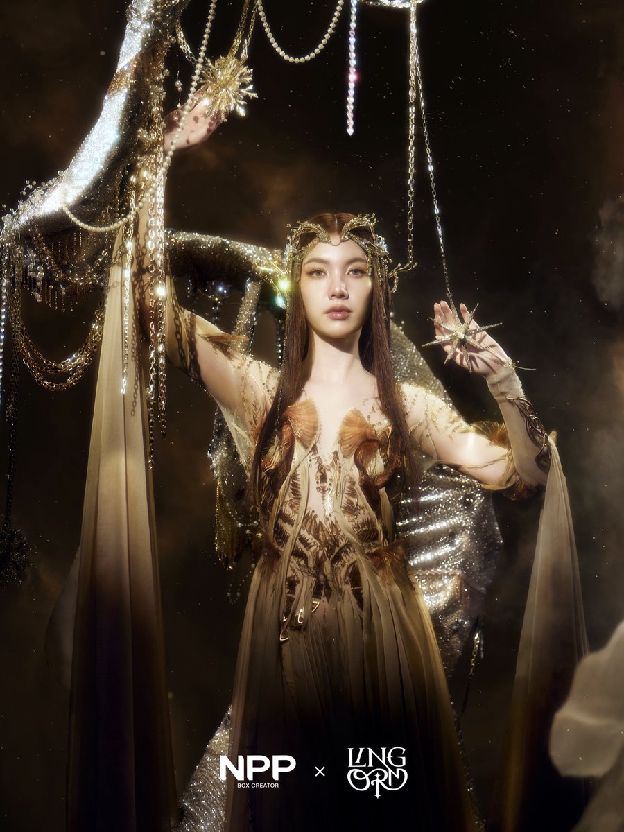 #NPPxLINGORM 
【CONCEPT PHOTO 1】 2/9
ORM —  THE SUNLIT GODDESS ☀️✨

𝑆ℎ𝑒 𝑏𝑒𝑐𝑜𝑚𝑒𝑠 𝑡ℎ𝑒 𝑙𝑖𝑔ℎ𝑡 𝑏𝑒𝑦𝑜𝑛𝑑 𝑡ℎ𝑒 𝑑𝑎𝑤𝑛.
𝐵𝑟𝑖𝑔ℎ𝑡. 𝑅𝑖𝑠𝑖𝑛𝑔. 𝐸𝑛𝑑𝑙𝑒𝑠𝑠.
𝑀𝑜𝑣𝑖𝑛𝑔 𝑡𝑜𝑤𝑎𝑟𝑑 𝑤ℎ𝑎𝑡 𝑖𝑠 𝑚𝑒𝑎𝑛𝑡 𝑡𝑜 𝑏𝑒 𝑓𝑜𝑢𝑛𝑑.

#NPP_LOVEORBIT  💜💫