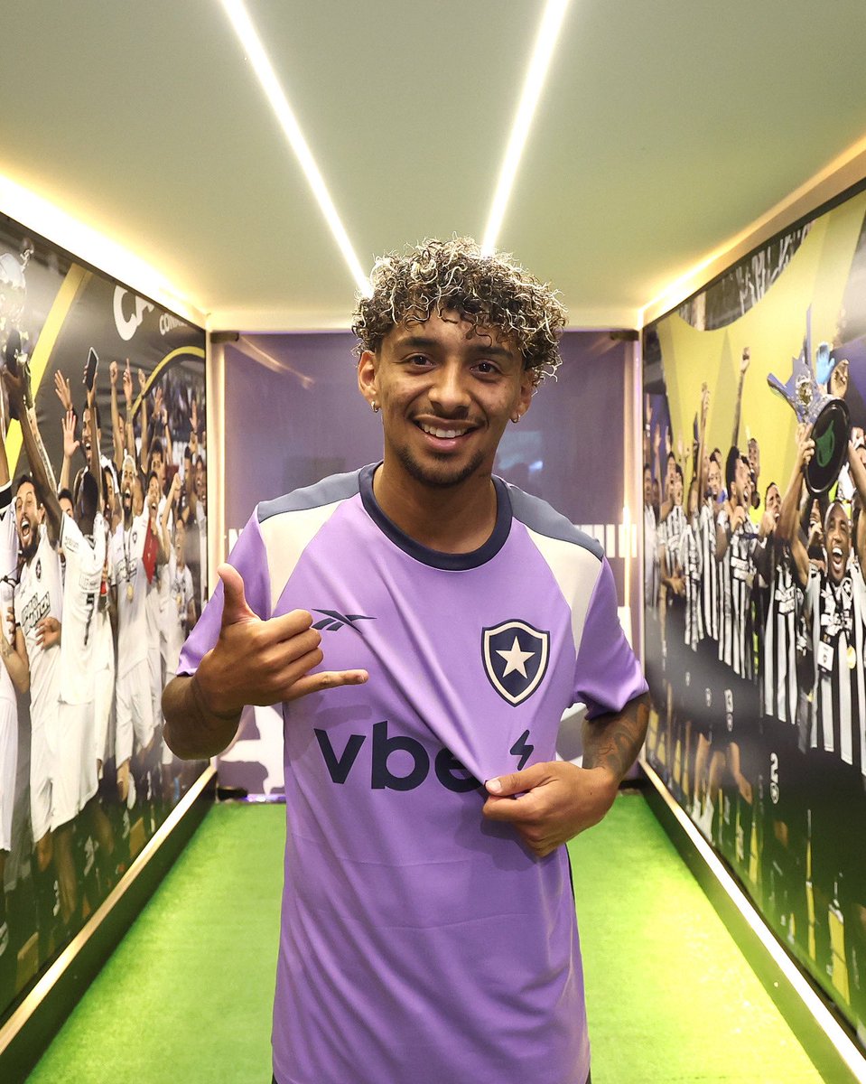 sebamorzone's tweet photo. El ex #EDLP Cristian Medina posando con su nueva camiseta, la de Botafogo https://t.co/KZSFgNANA8