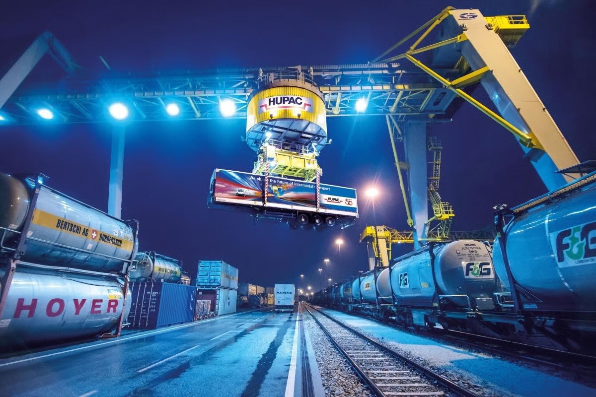 A coalition of European rail groups has called on the EU to restrict cross-border use of longer and heavier EMS trucks. 🚆⚖️
They warn the current draft rules could weaken rail freight and raise infrastructure and safety risks. ⚠️

Read more: railmarket.com/news/business/…

#RailFreight