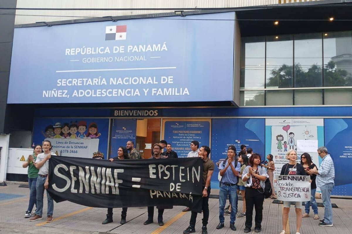 Protesta frente a Senniaf exige mayor protección para niños y renuncia de la directora Ana Fábrega buff.ly/9wTZBPF