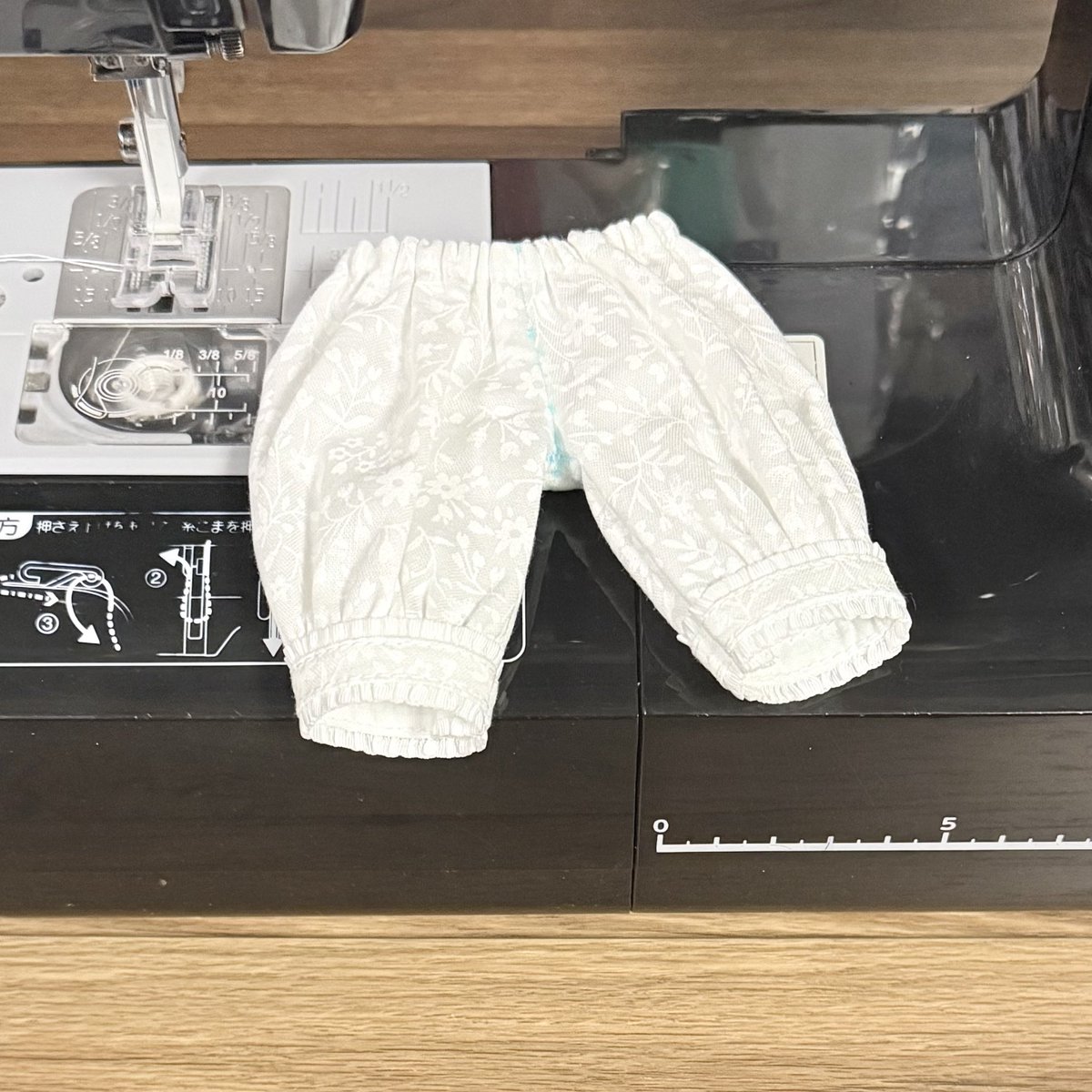MoL1619's tweet photo. おずぼんドロワーズ縫えました

imomodollの腰に合わせて製図
TinyFoxの膝関節が隠れる丈です

シャツと合わせたら男の子でも着れるような
控えめフリルにしてみました https://t.co/2kvGrVR8Th