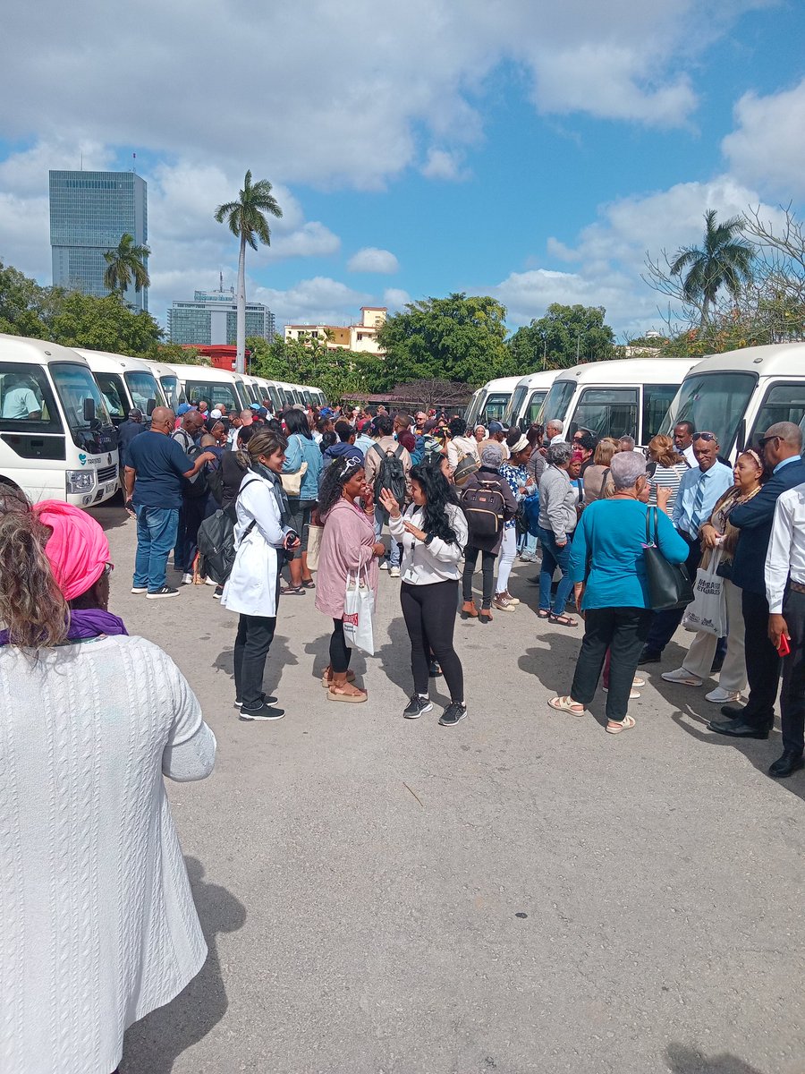 yudi_mercedes's tweet photo. Se inició el servicio con  los ómnibus Transmed de las rutas a los 15 municipios de #LaHabana para la transportación del personal de salud  a los centros laborales.
#CubaPorLaVida https://t.co/1zym96o2CI