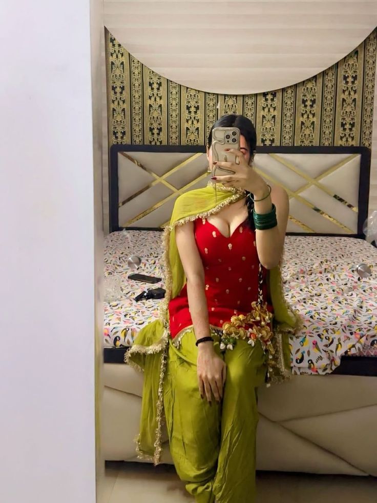 "हेलो दोस्तों गुड मॉर्निंग हैव अ नाइस डे 😍"

पायल अगर छोटी हो तो पाओं में नहीं आती
 बीबी अगर मोटी हो तो बाहों में नहीं आती

 😁😂😎😝😂