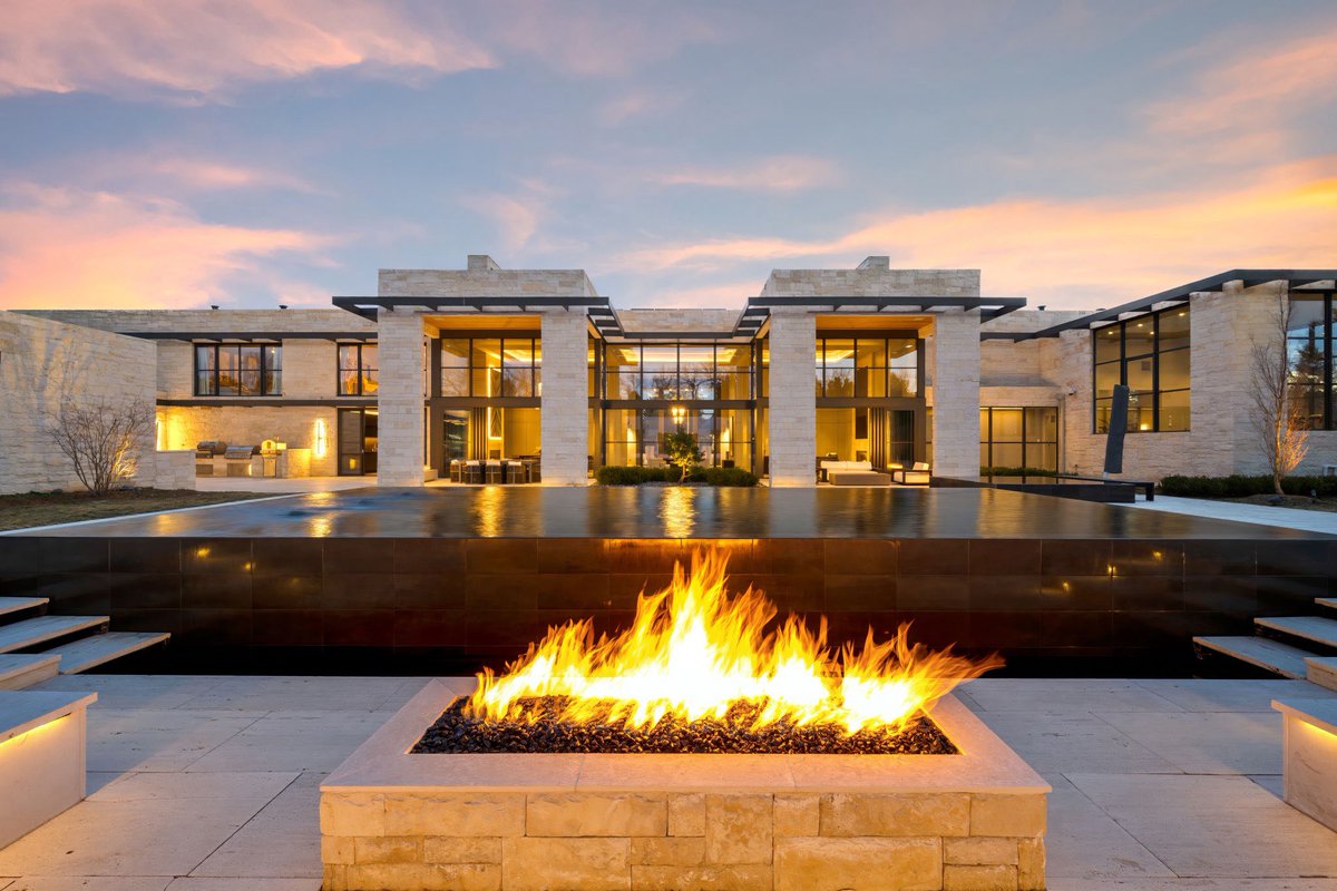 Zillow Gone Wild 🏡 tweet media