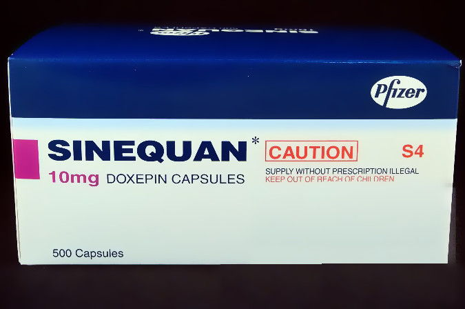 ChocogatoRacing's tweet photo. El término "dirty drugs" o fármacos sucios en el contexto de los antidepresivos se refiere a aquellos con baja selectividad farmacológica, es decir, que interactúan con múltiples sistemas de receptores y transportadores simultáneamente. Esto se traduce en un perfil de efectos adversos más amplio.
Los principales antidepresivos considerados "sucios" son:
Antidepresivos tricíclicos (ATC) — Son el ejemplo clásico. Además de inhibir la recaptación de serotonina y noradrenalina (su mecanismo terapéutico), bloquean:

Receptores muscarínicos (M₁) → boca seca, retención urinaria, estreñimiento, visión borrosa, taquicardia
Receptores histaminérgicos (H₁) → sedación, aumento de peso
Receptores α₁-adrenérgicos → hipotensión ortostática, mareo
Canales de sodio cardíacos → arritmias, prolongación del QRS (de ahí su peligro en sobredosis)

Dentro de los ATC, la amitriptilina y la clomipramina son particularmente "sucias" por su alta afinidad por múltiples receptores. La nortriptilina y la desipramina, al ser aminas secundarias, son relativamente más "limpias" dentro de esta familia.
Mirtazapina — Actúa como antagonista α₂-adrenérgico presináptico, pero también bloquea receptores H₁ (sedación y aumento de peso) y receptores 5-HT₂A, 5-HT₂C y 5-HT₃. Su perfil multimodal la hace farmacológicamente "sucia", aunque clínicamente ese perfil a veces se aprovecha terapéuticamente.
Trazodona — Además de inhibir débilmente la recaptación de serotonina, bloquea receptores 5-HT₂A, α₁-adrenérgicos e H₁, lo que le da su perfil sedante e hipotensor.
Por contraste, los ISRS (fluoxetina, sertralina, etc.) se diseñaron precisamente para ser "limpios": actuar selectivamente sobre el transportador de serotonina con mínima afinidad por otros receptores. Aunque en la práctica algunos ISRS como la paroxetina tienen cierta actividad anticolinérgica, por lo que es el más "sucio" de los ISRS.