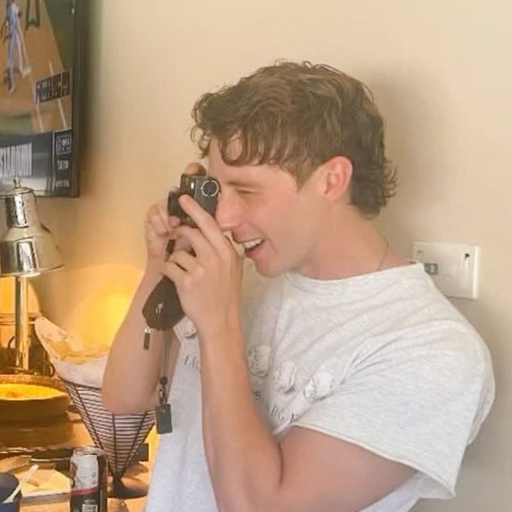 bubblearchives's tweet image. #hucklerobby au. dennis, a freelance photographer, havent had a gig in a while. getting emailed by robby to come with him on his last sabbatical, to take pictures, as this might be his last before he finally goes. trying not to feel things as he knows he'll never see robby again