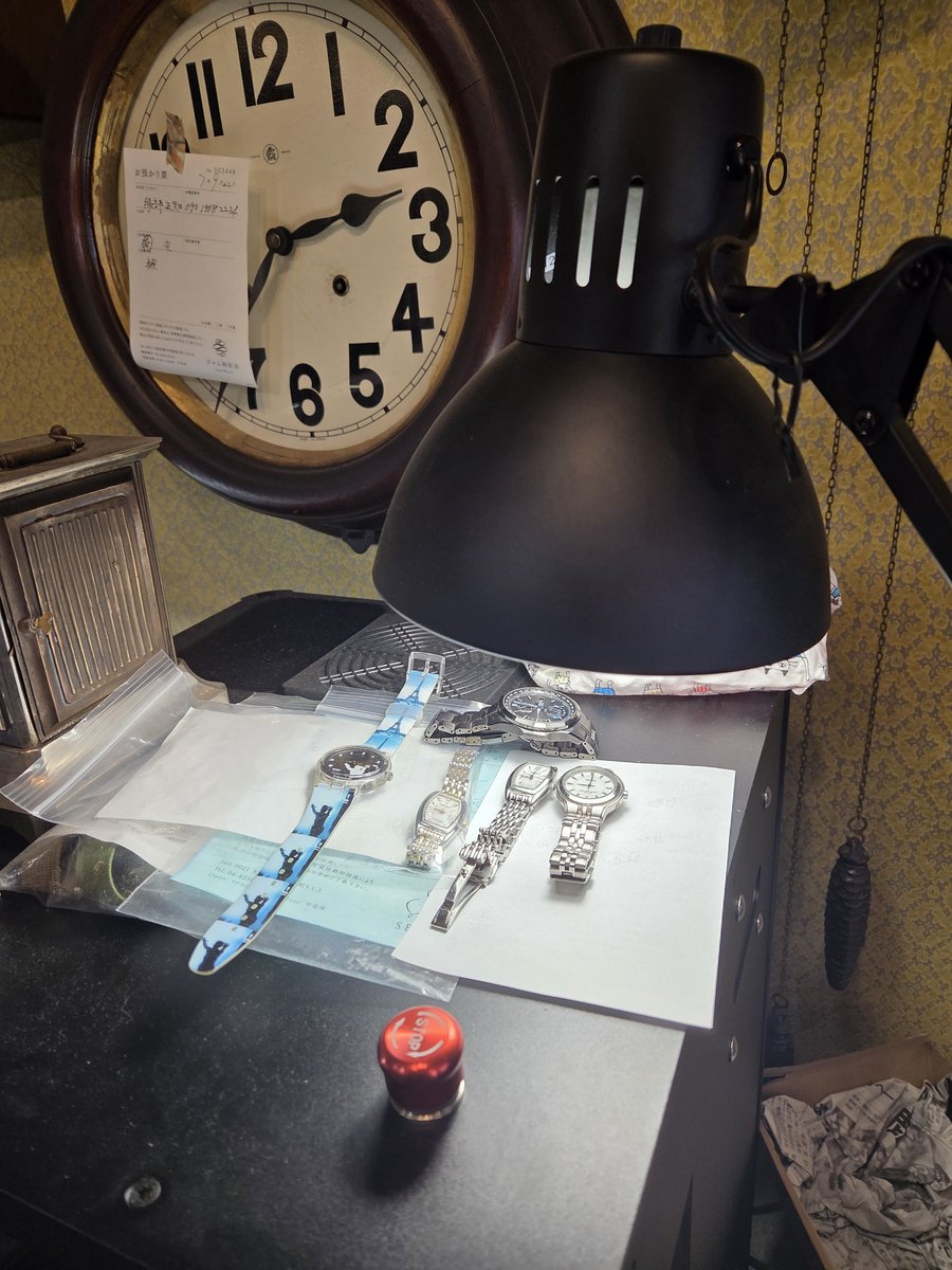 jam_watch_neko's tweet photo. 電波ソーラーの時刻がずれたってことでご相談に来られるお客様ってむちゃんこいるんですけど、こればかりは充電して説明書見ながら合わせるっきゃないんですよねうちは！むっちゃ時間と手間がかかるので二千円ぐらいいただいてます！そのぐらい大変！どのぐらい大変なのかってウギギ文字数足らへん！ https://t.co/JX7QgaxawE