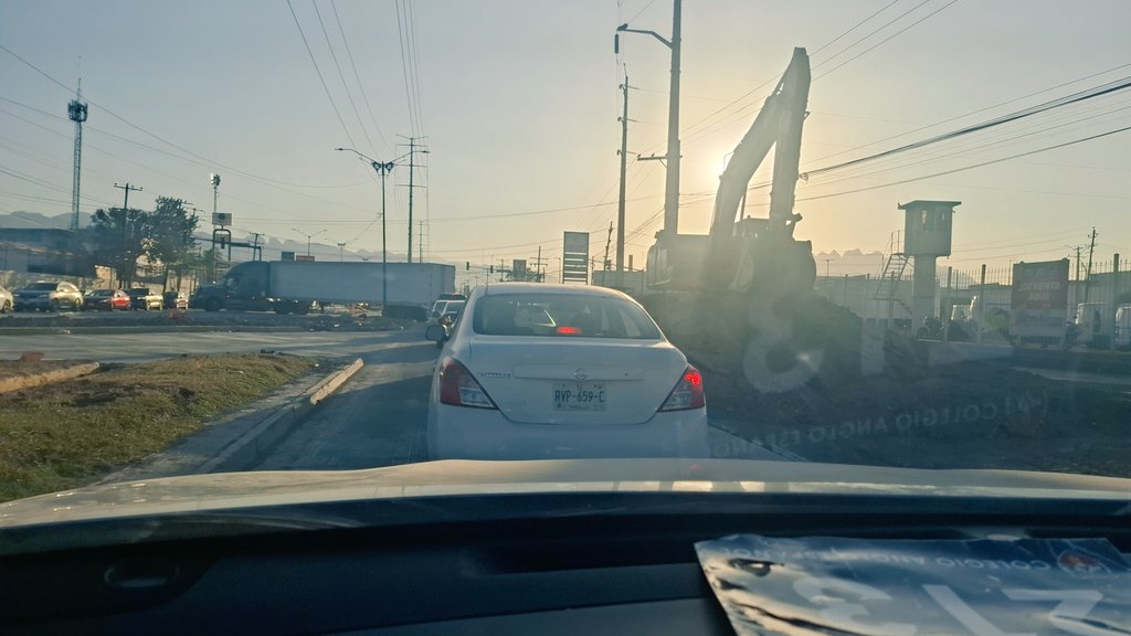 mlecea01's tweet photo. Sigen haciendo obras, sin ningún  programa vial inteligente,  no es suficiente con Miguel Aleman,  también es reto bloquear vías alternas como Av. Lopez Mateos,  lo más molesto es ver las unidades de tránsito paradas sin ningún oficial que movilice el tráfico. @daniel_carrillo https://t.co/KdjzrNSvpX