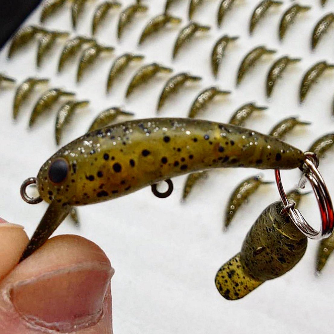 東海地区を中心に大人気オリカラの1091(イ・レ・グ・イ)シリーズ、ただ今ワウさんで生産中で御座います。キラキラウォーターメロンさんと言いますこちらのカラー、一般論では放流直後などの活性の良い時に使いますパキッとしたカラーとは対照的に、食いが渋い時の次なる一手として使われる方が有効なカ