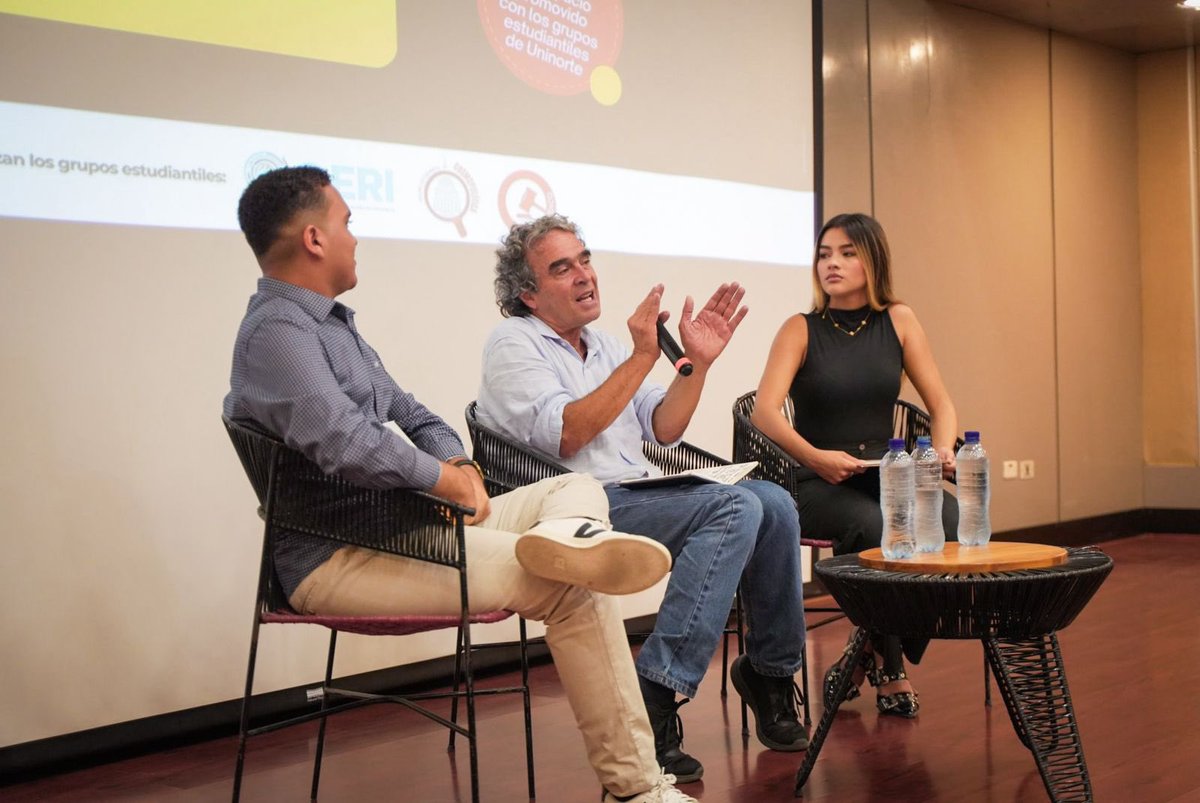 sergio_fajardo's tweet photo. ¡Lleno total en Uninorte en Barranquilla!👏🏻

Muy feliz de conversar con todas y todos estos jóvenes, toda clase de preguntas: economía, salud mental, educación, relaciones internacionales y mucho más. De acá saldrán muchas ideas para nuestra propuesta para el mundo joven. 

Gracias por venir, especialmente a los que les tocó en el piso. 😆