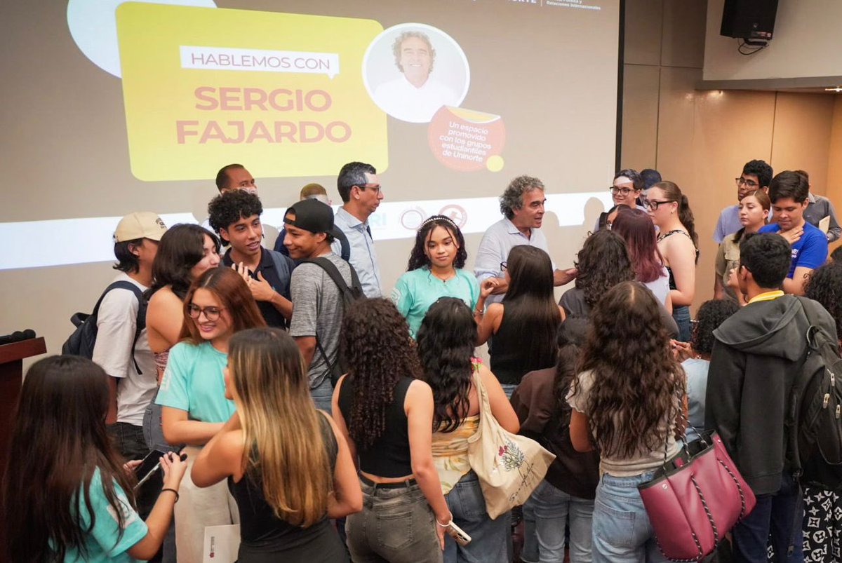 sergio_fajardo's tweet photo. ¡Lleno total en Uninorte en Barranquilla!👏🏻

Muy feliz de conversar con todas y todos estos jóvenes, toda clase de preguntas: economía, salud mental, educación, relaciones internacionales y mucho más. De acá saldrán muchas ideas para nuestra propuesta para el mundo joven. 

Gracias por venir, especialmente a los que les tocó en el piso. 😆