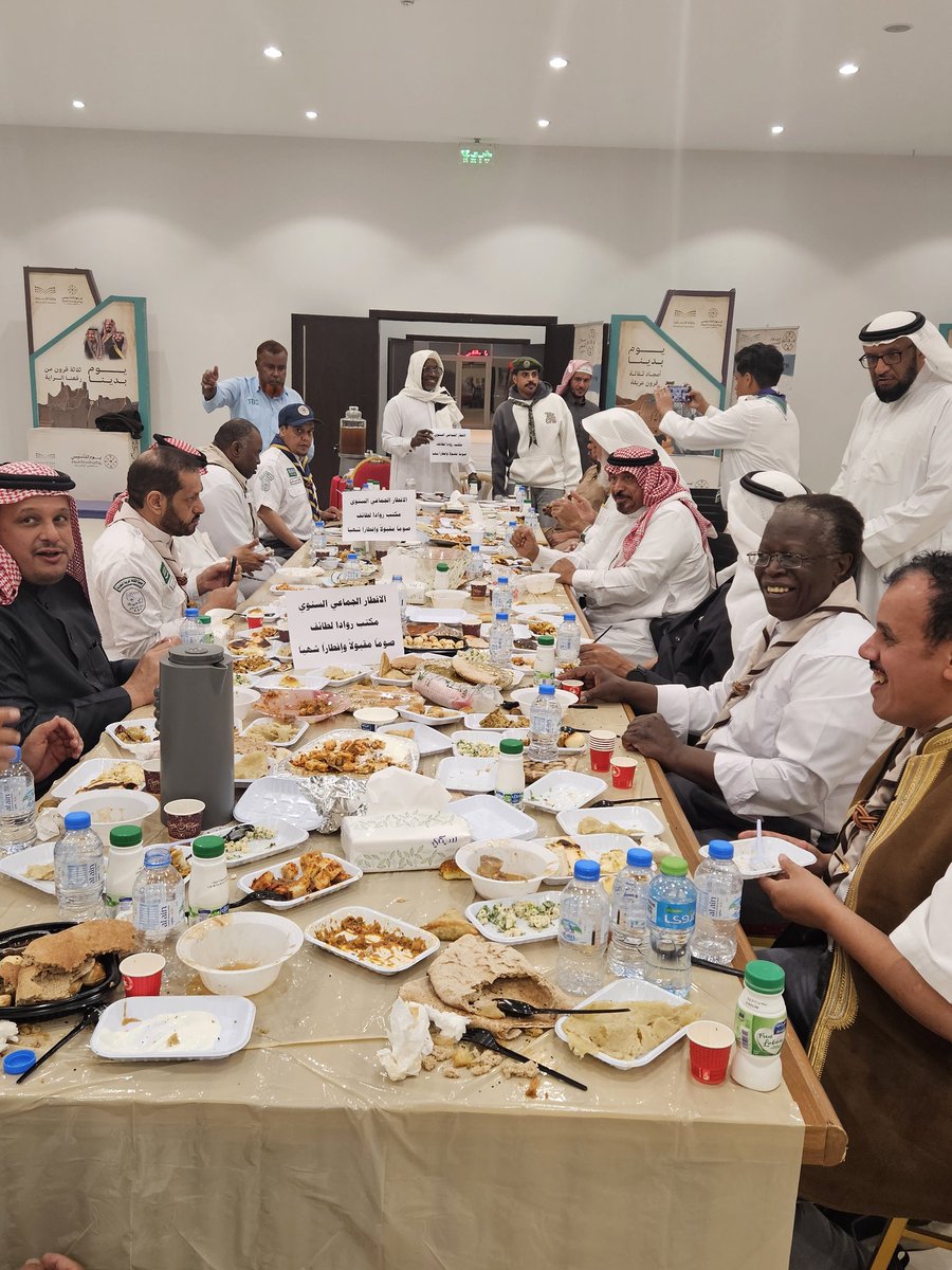 في أجواءٍ يملؤها الودّ والمحبة، وتغشاها نفحاتٌ إيمانيةٌ رمضانية، اجتمع رواد كشافة الطائف على مائدة الإفطار الرمضاني، في لقاءٍ أخويٍّ يعزّز أواصر الأخوّة ويجسّد روح العمل الكشفي وقيمه السامية.