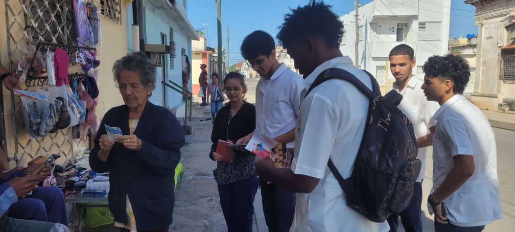irisgm812's tweet photo. Estudiantes de #UCMCfg realizan acciones de promoción y prevención en salud en la población del CMF 31 del área 2 #Cienfuegos, transmitiendo mensajes educativos. #SomosUCMCfgos #JuntosPodemosMás https://t.co/GjnqsbpR2x