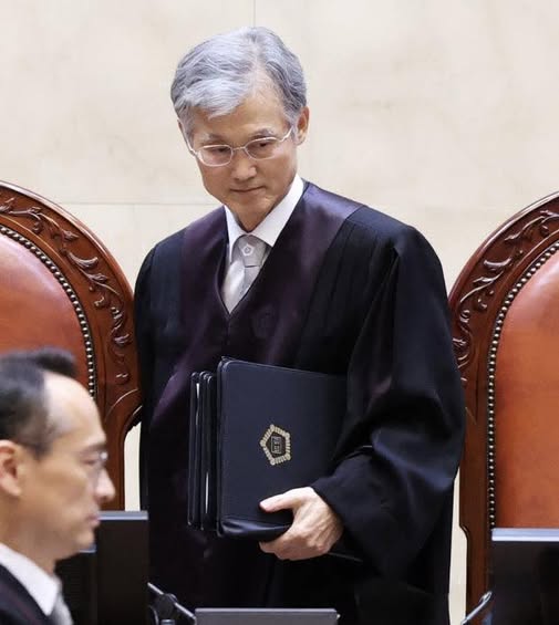 조희대가 뭘 착각하고 있나본데...
국회의원은 선출직으로서 형식상 국민의 대변자이고,
대법원장은 그런 국회의원의 동의를 거쳐 대통령이 임명하는 임명직이라는 엄연한 사실이다.
자유민주주의의 법체제논리를 그렇게도 모르는 인간이 대법원장이라니 한심하다...
또한 위헌판단은 헌재에서 한다.